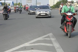 Giao cắt giữa hai làn trước khi được điều chỉnh giao thông.