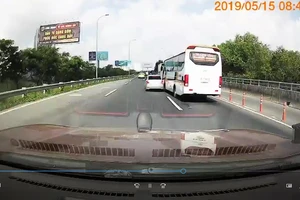 Hyundai Grand i10 bất ngờ ép đầu xe khách cùng chiều