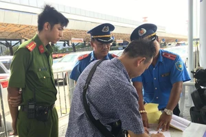 Phạt xe hợp đồng không gắn phù hiệu chở khách vào Tân Sơn Nhất