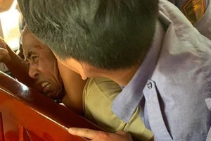 Người đàn ông bị khống chế trên tàu SE8. Ảnh:tổ tàu SE8