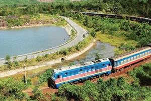 Nam thí sinh bỏ thi được tàu SE25 'bàn giao' cho người thân