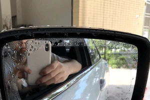 Miếng dán chống nước trên gương ô tô có thật sự hiệu quả?