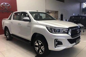 Bán tải đua nhau giảm, Toyota Hilux có giá lăn bánh bao nhiêu?