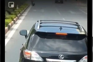 Xe ô tô hạng sang cản đường xe cứu hỏa gây bức xúc