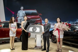 VinFast trao chìa khóa cho đại sứ thương hiệu Ngô Thanh Vân 