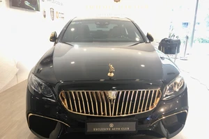 Choáng ngợp Mercedes-Benz E 300 AMG mạ vàng