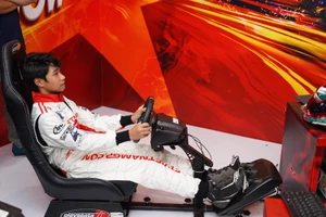 Người dân TP.HCM hào hứng đua thử F1 tại Vietnam Motor Show