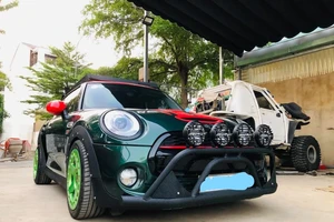 'Đột nhập' xưởng độ xe nức tiếng Sài Gòn