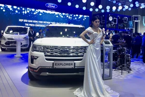 Bảng giá xe Ford tháng 12: Everest Ambiente giá 999 triệu đồng