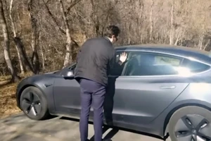 Cấy chip vào tay để mở cửa xe Tesla vì ... lười