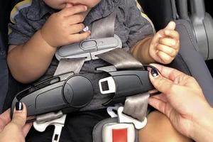 Có thứ này sẽ không bao giờ bỏ quên trẻ trong xe hơi