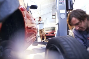 Bơm lốp xe bằng khí nitơ có thật sự tiện lợi?