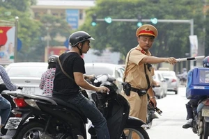 Xe máy chỉ có gương bên trái thì có bị phạt tiền?