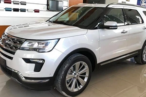 Ford Explorer giảm giá rẻ hơn 300 triệu đồng so với đối thủ