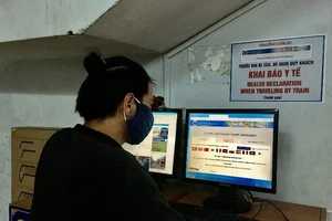 Nhân viên ga Sài Gòn hỗ trợ nhiệt tình người dân khai báo y tế
