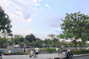 TP.HCM: Nhiều tuyến đường, công viên tụ tập đông người 