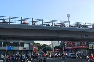 Bộ Công an đề xuất cấm vượt xe ở gầm cầu, đường hầm