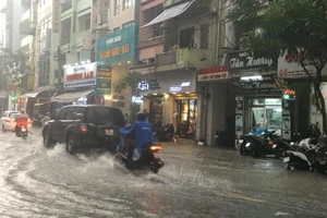 Người dân TP.HCM bì bõm trong nước giờ tan tầm