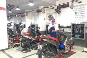 Mô tô, xe gắn máy sẽ phải kiểm định khí thải. Ảnh: TN