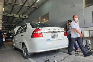 Từ năm 2021, một số loại ô tô sản xuất, lắp ráp trong nước được miễn kiểm tra khí thải. Ảnh: TN