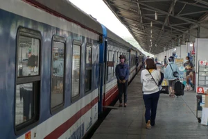 Sau hủy vé, người dân quay lại mua vé tàu về quê ăn tết