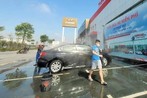 Giật mình với giá rửa xe ô tô ngày Tết