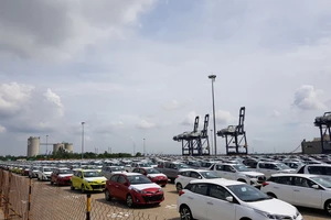 Ô tô nhập giá từ 400 triệu đồng/xe ùn ùn vào Việt Nam
