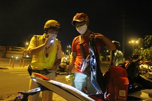 Cảnh sát giao thông có được khám người, khám xe khi tham gia giao thông?