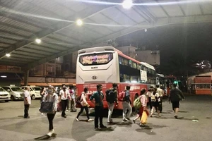 Xe khách bắt buộc phải niêm yết tên, số điện thoại nhà xe và giá cước. Ảnh: THY NHUNG