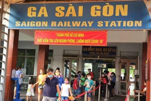 Người Sài Gòn hối hả tới ga tàu đi nghỉ lễ 