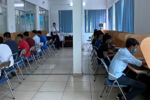 Người dân sẽ được trả kết quả sát hạch ngay lúc thi xong. Ảnh: TN