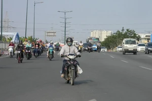 Nhiều người điều khiển xe nhưng chưa thực sự hiểu đúng về các loại biển báo giao thông. Ảnh: TN