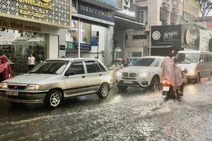 Ô tô di chuyển mùa mưa cần lưu ý những điều này