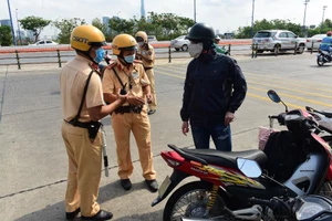 Nhận lại xe bị CSGT tạm giữ cần chuẩn bị giấy tờ gì?