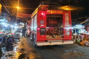 Cháy bên hông chợ Bà Chiểu, nhiều người bỏ chạy