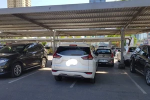 Muôn kiểu đỗ xe thích 'chơi trội' của chủ xe Việt