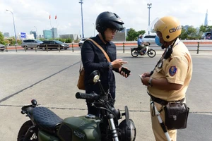 Khi CSGT đi một mình có được xử phạt người vi phạm?