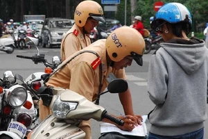 Quên gạt chân chống xe có bị phạt? 