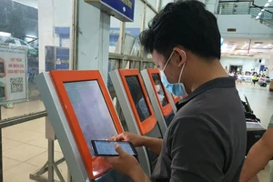 Tàu Thống Nhất tiếp tục dừng đón, trả khách tại nhiều ga