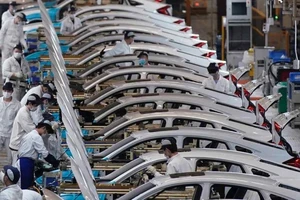 Các nhân viên làm việc trên dây chuyền sản xuất bên trong nhà máy Dongfeng Honda ở Vũ Hán trước khi đóng cửa gần đây nhất. Ảnh: Reuters