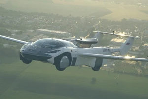 Bất ngờ với chiếc ô tô bay thử nghiệm đầu tiên liên thành phố 