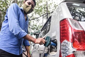 Người dùng chuyển sang ô tô chạy bằng khí nén tự nhiên khi giá xăng tăng