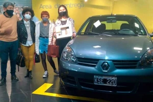 Sau một thập kỷ ra đời, chiếc ô tô này bất ngờ được bán với đồng hồ 0 km 