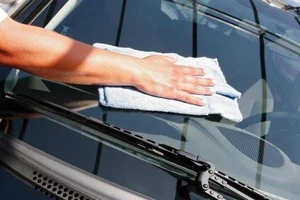 Những cách đơn giản để xóa vết xước trên kính ô tô tại nhà