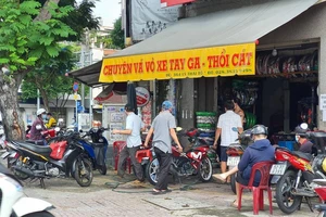 Tiệm sửa ô tô, xe máy đắt khách trong ngày đầu mở lại 
