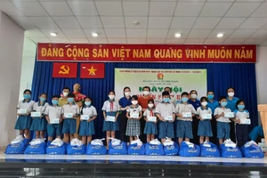 Trao tặng hàng trăm dụng cụ học tập, sách giáo khoa cho học sinh Bình Chánh