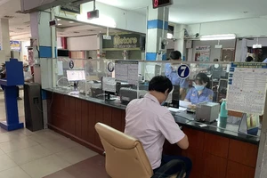 Những hành khách đầu tiên đến ga Sài Gòn mua vé tàu về quê