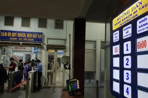 TP.HCM: Người dân lên chuyến tàu đầu tiên khi đường sắt hoạt động lại