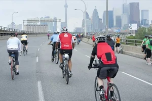 Đi xe đạp uống một lon bia để 'giải khát' có bị xử phạt?