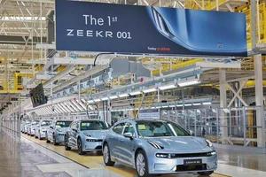 Ra mắt mẫu xe ô tô điện cao cấp chạy được hơn 700 km mới hết điện